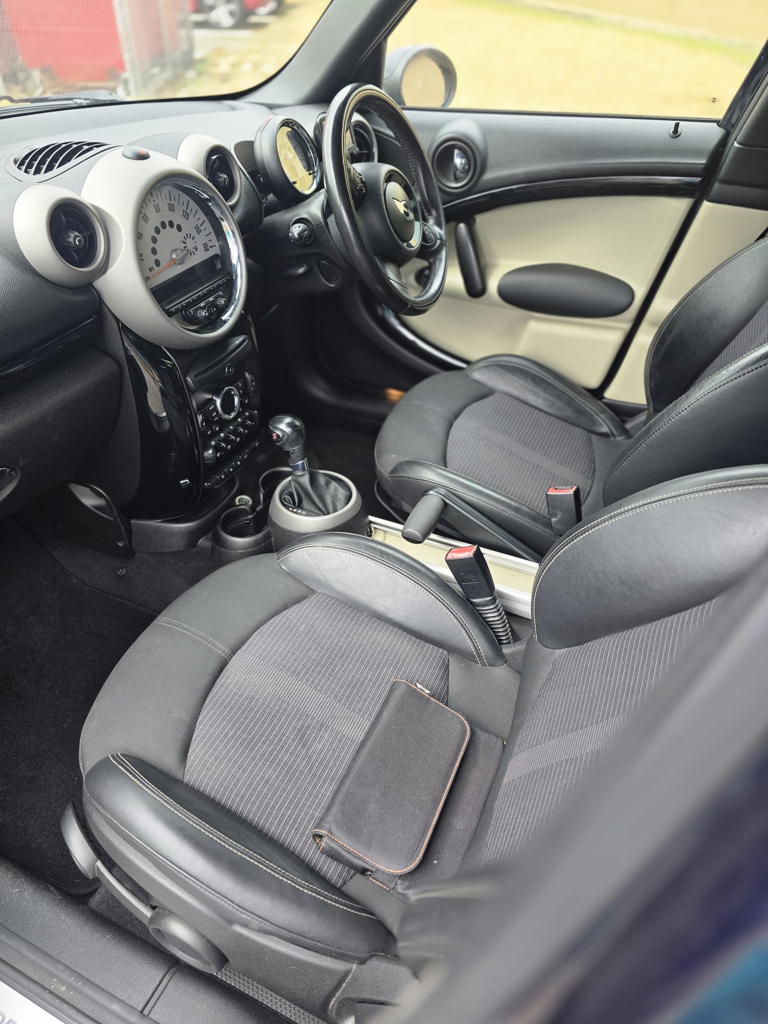 2011 MINI Countryman interior overview