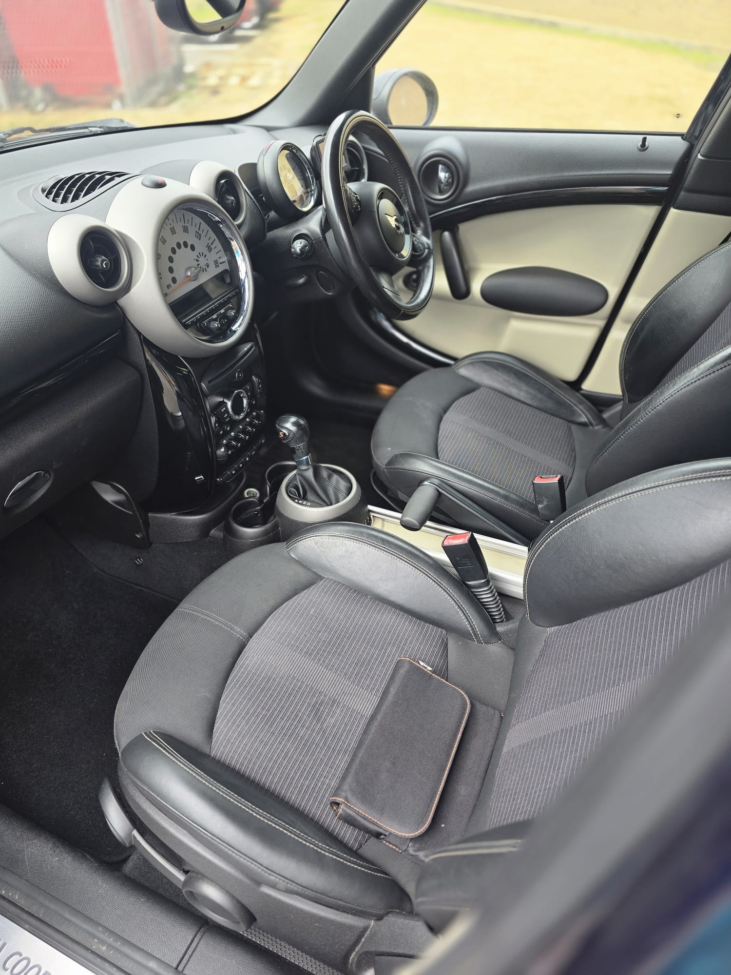 2011 MINI Countryman front seats