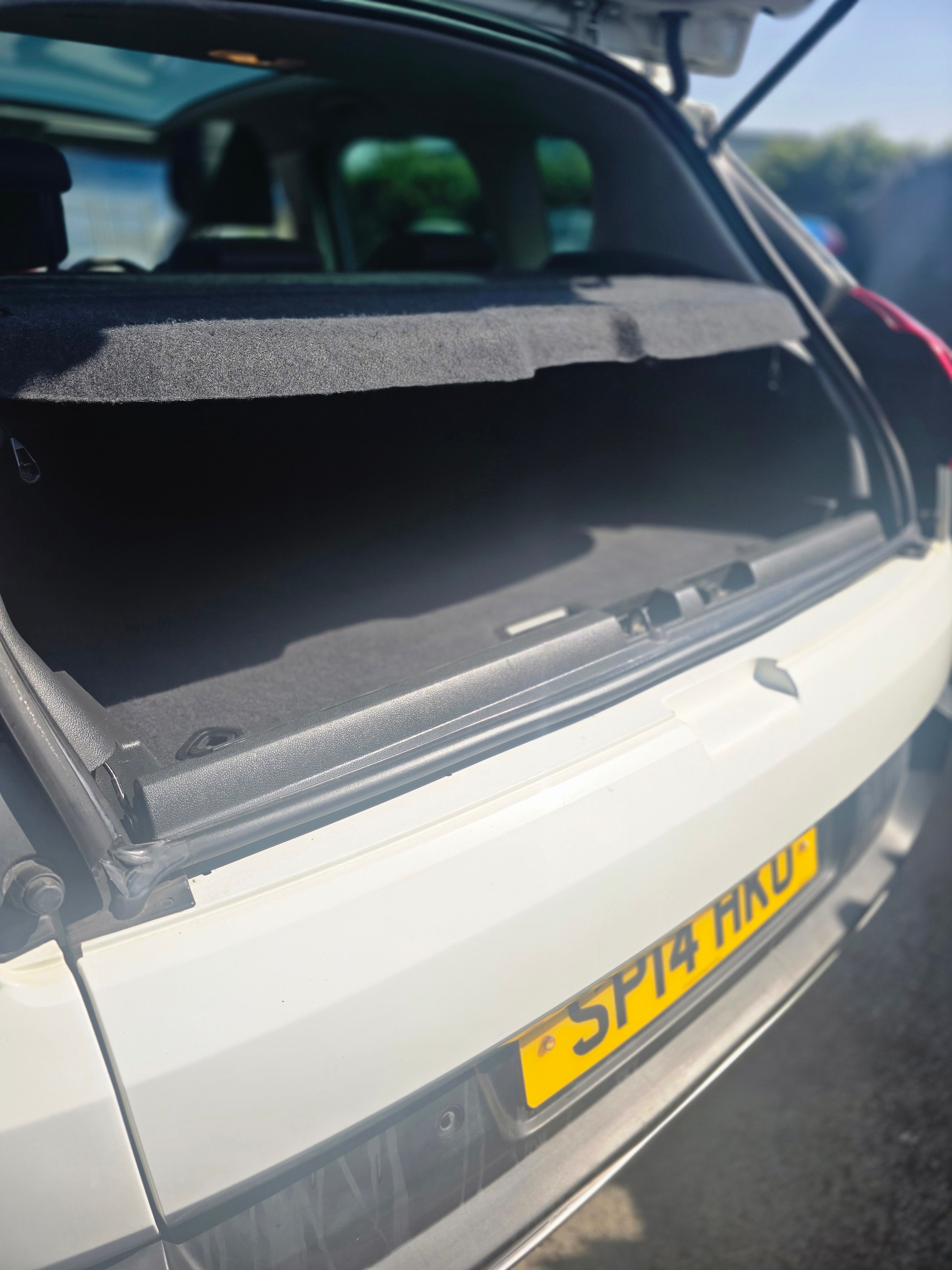 2014 Peugeot 308 boot open detail